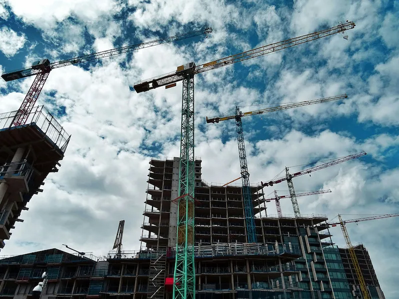 High-rise construction scaffolding services by Sacramento Scaffolding for large building projects